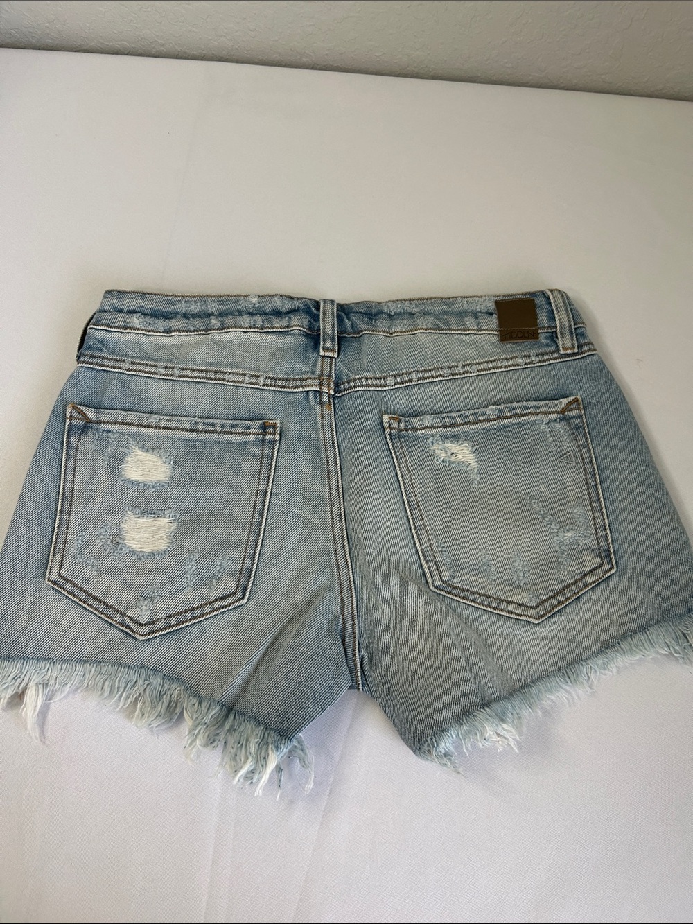 Hidden Jeans Distressed Denim Cutoff Shorts Light Wash Women’s Small - Picture 4 of 5